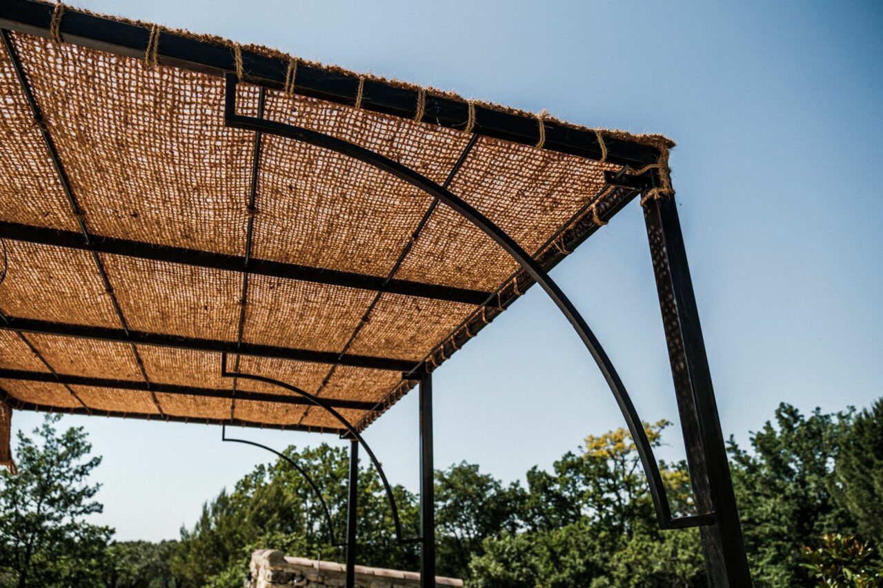 Pergola en fer dans le Vaucluse - Copeau Art