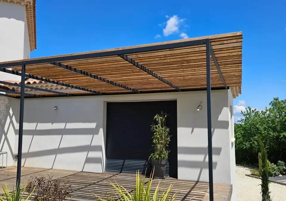 Pergola métallique dans le Vaucluse : créez un ombrage sur mesure pour profiter de votre terrasse en toute saison