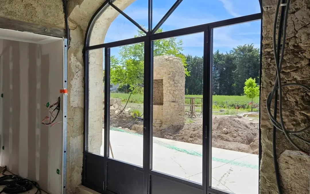 Fabrication de menuiserie en acier dans le Vaucluse : du croquis à la pose, le processus artisanal d&rsquo;ouvrages uniques